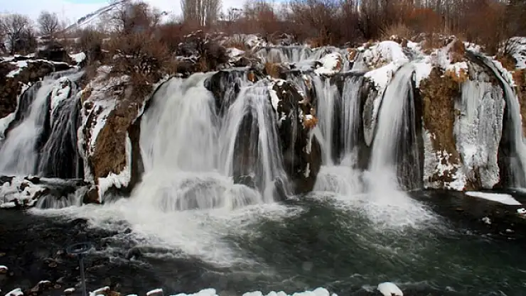 Muradiye Şelalesi Baharla Coştu