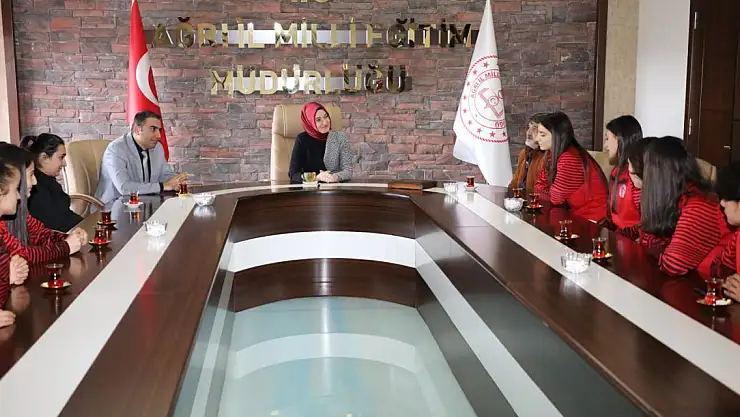 Vali Eşi, Kız futbolcuları ağırladı