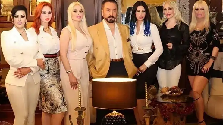 Adnan Oktar Van'da da Rahat Durmuyor! Genç Kadın Avukatlara Kancayı Taktı
