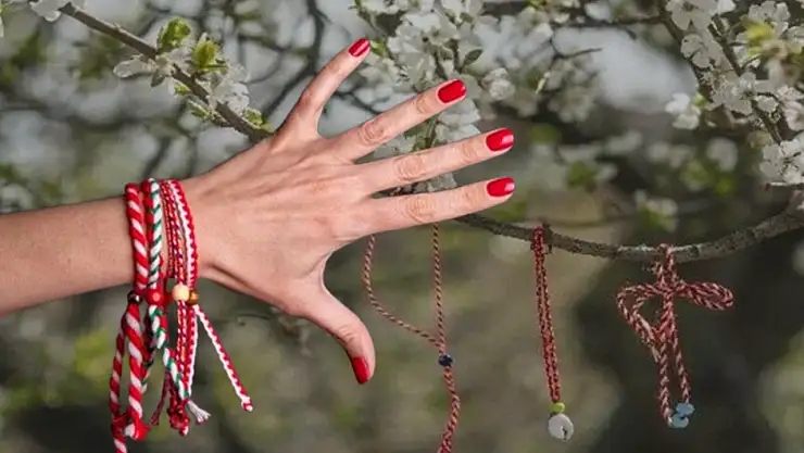 Marteniçka ne zaman takılır?