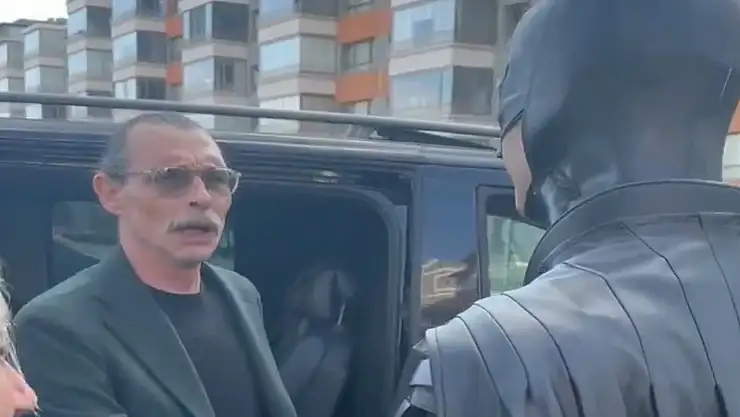 Erdal Beşikçioğlu, Batman Kostümüyle Karşılaşınca Kahkahaların Sesi Yükseldi: İlk Tepkisi Herkesi Güldürdü