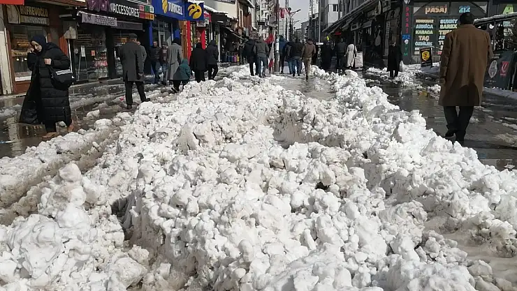 Ağrı caddeleri kara gömüldü