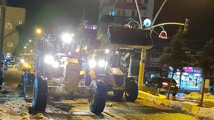 Ağrı Belediyesi'nden gece mesaisi