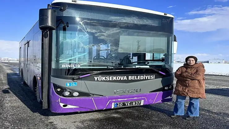 Yüksekova'nın İlk Kadın Otobüs Şoförü Züleyha Arslan: Direksiyon Başında Erkeklere Taş Çıkartıyor