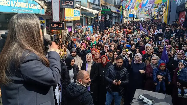Ağrı DEM Parti Kadınlar Günü'nü sokaklarda kutladı