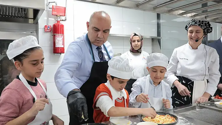 Vali Koç kolları sıvadı, önlüğü giydi!