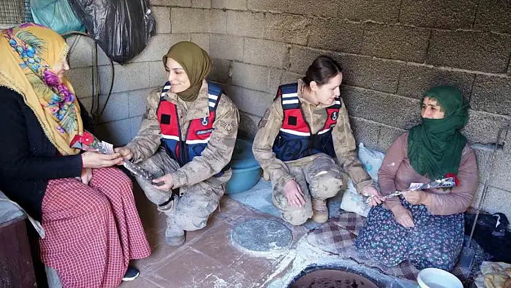 Tandır başında ekmek pişiren kadınlara sürpriz