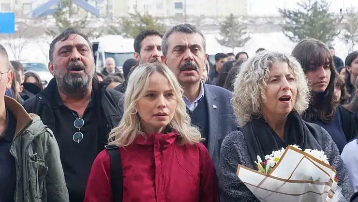 Bakan memleketinde türkü söyledi