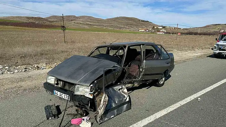 Minibüsle otomobil çarpıştı 1'i ağır 3 yaralı