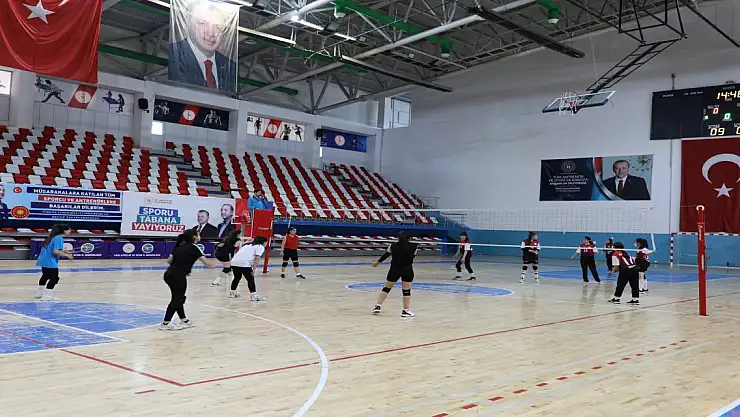 Ağrı'da kadınlar voleybol turnuvasında ter döktü