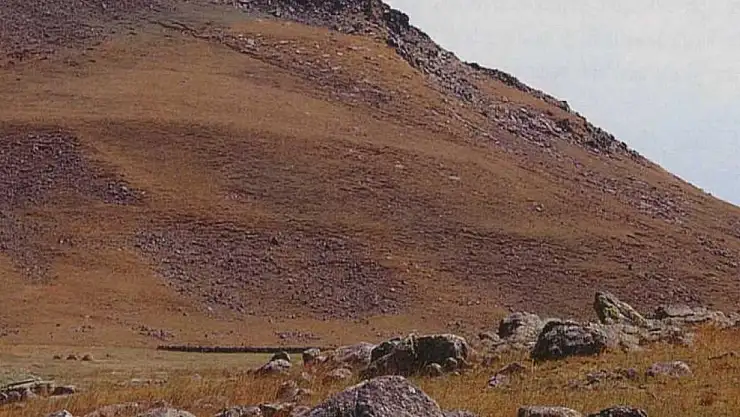 Ağrı'nın Tehlike Altındaki Mirası: Harabapazar Kalesi ve Nekropolü