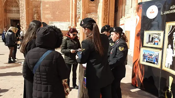 Jandarma İshak Paşa Sarayı'nda 'Kadınlar Günü'nü kutladı