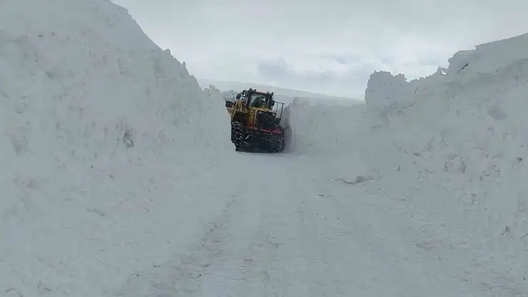 Mahalle yoluna çığ düştü