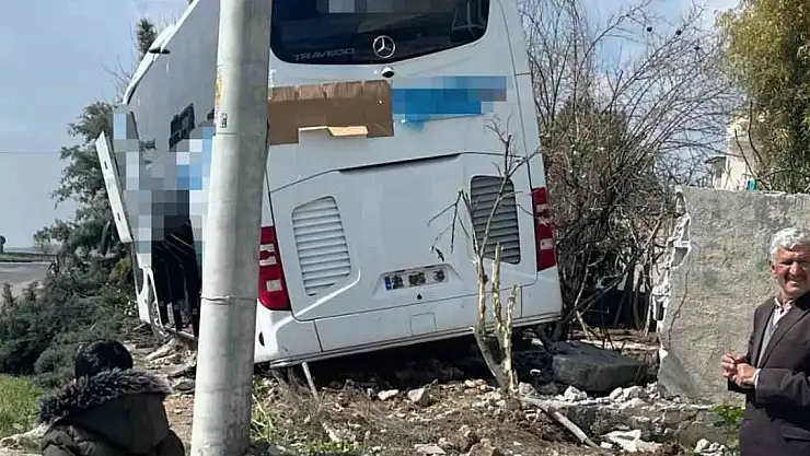 Evin bahçesine Yolcu otobüsü düştü