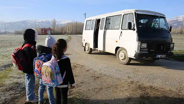 Öğrencileri ücretsiz taşımak için krediyle minibüs aldı