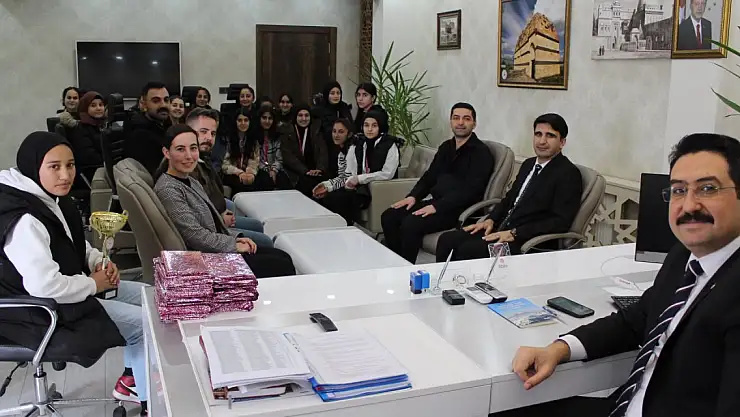 Şampiyon takım kupayı Kaymakama getirdi