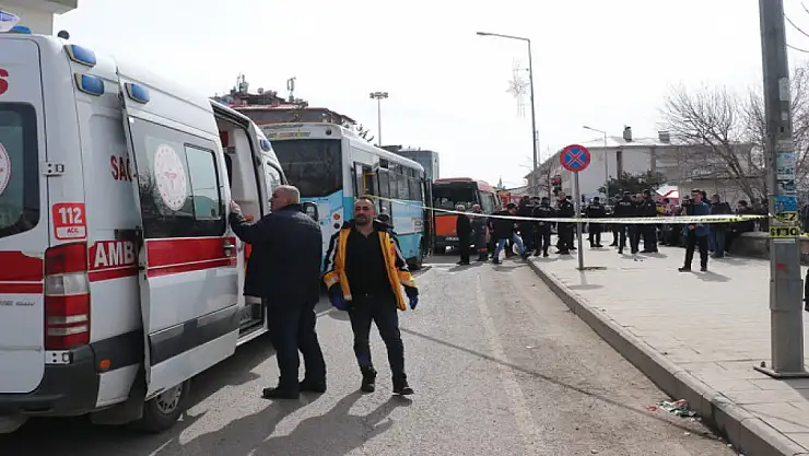 Halk otobüsü otomobil ile çarpıştı 14 yaralı