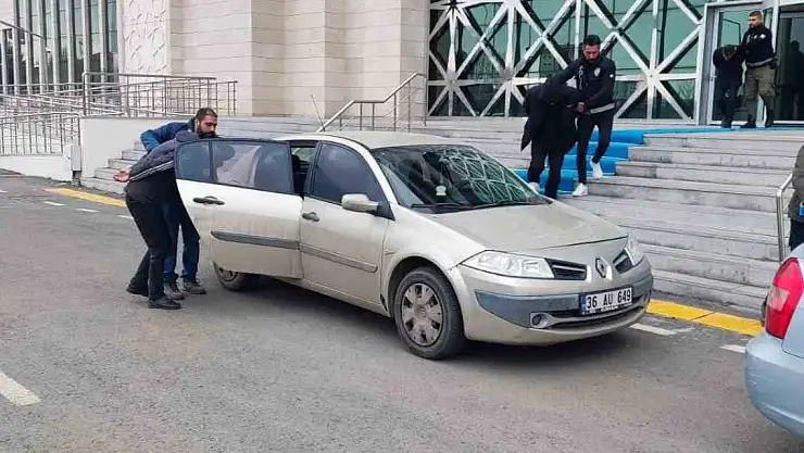 Dolandırıcılar paralarını altına yatırırken yakalandılar