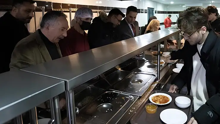 Rektör öğrencilerle iftarını açtı