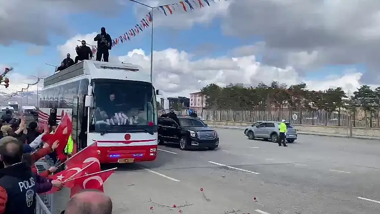 Yok böyle aşk! yollarına karanfil döktüler