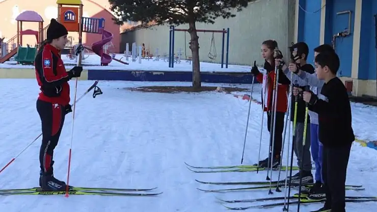 Ağrılı Zozan başarılarıyla kızlara örnek model oldu