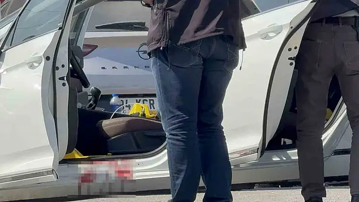 Kurşun yağmuruna tuttuğu husumetlisinin başında bekledi