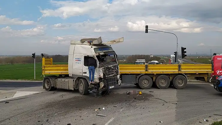 Tır, yolcu minibüsüne çarptı: 5 ölü, 10 yaralı