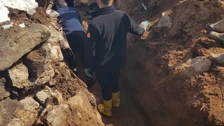 Ağrı'da ahır çöktü! Atlar enkaz altında kaldı