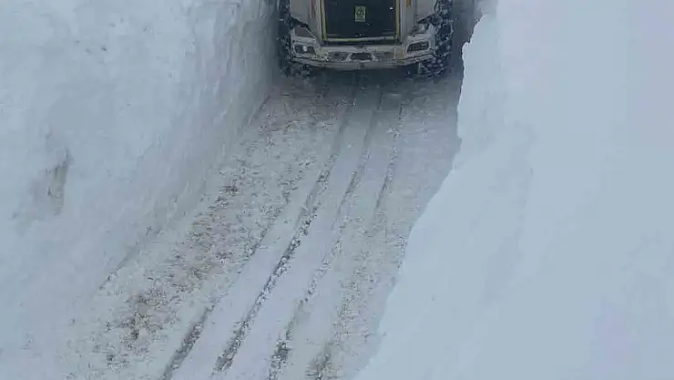 4 Metreyi bulan kar tünellerini açıyorlar