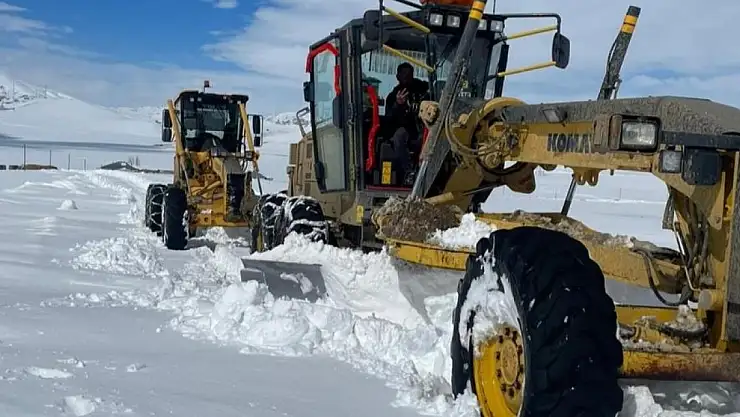 Van'da kar esareti yeniden başladı! Köy yollarına ulaşalımıyor