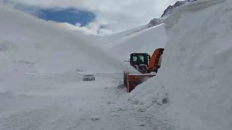 Karda mahsur kalan öğrenci servisi kurtarıldı