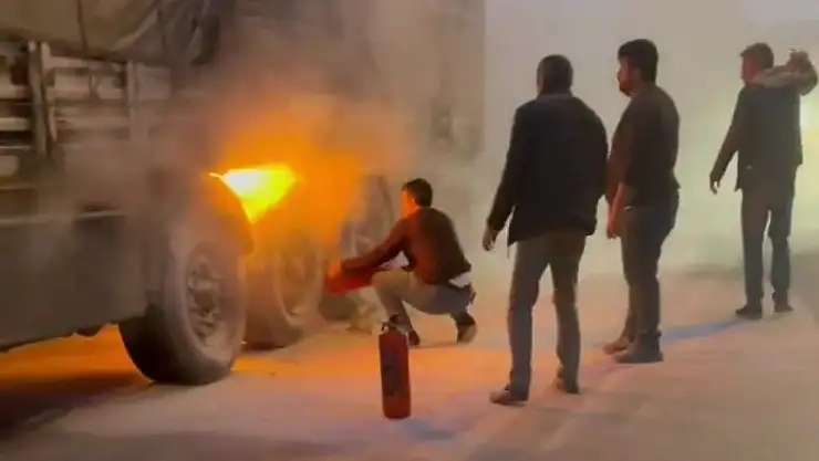 Seyir halindeki TIR'ın lastikleri alevler içinde kaldı