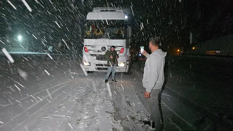 Tokat-Sivas yolunda mart ayının sonunda kar sürprizi
