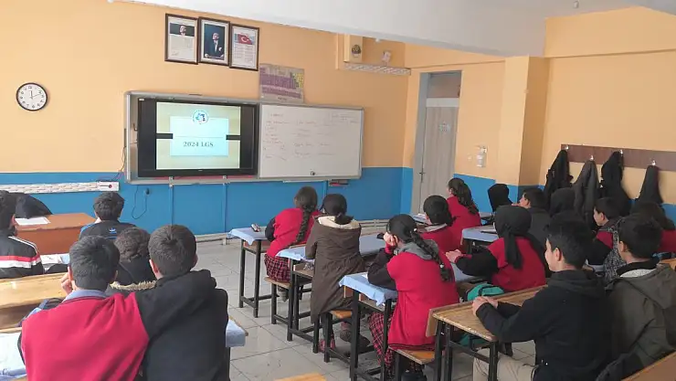 Ağrı'nın 2 bin 300 rakımlı köyüne giderek öğrencileri motive ettiler