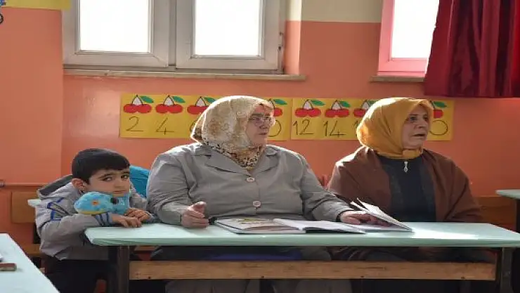 Ağrı'da okuma yazma bilmeyen kadınlar okuyor