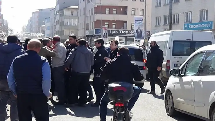 Kars'ta husumetliler karşılaşınca kavga çıktı