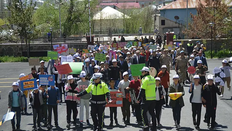 Eleşkirt'te öğrenciler slogan atarak yürüyüş yaptı