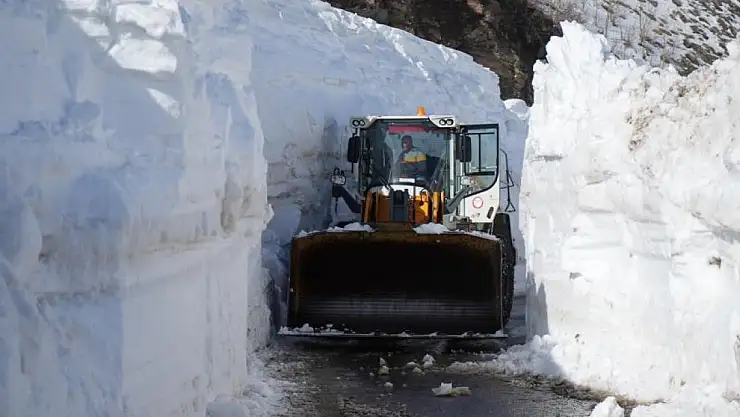 Hakkari'de iş makinaları temizledikleri kardan kayboldular