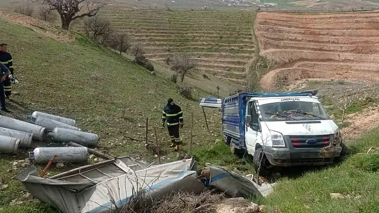 Tüp taşıyan kamyonet devrildi faciaya ramak kaldı