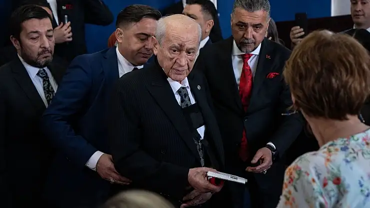 Devlet Bahçeli'nin yüzü neden mor, ne oldu? Hasta mı?