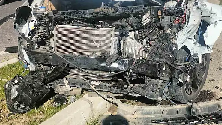 Minibüse çarpan otomobil hurdaya döndü