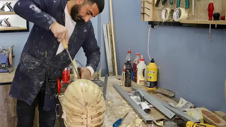 Ağrı'da bağlama yaparak Türkiye'ye satıyor