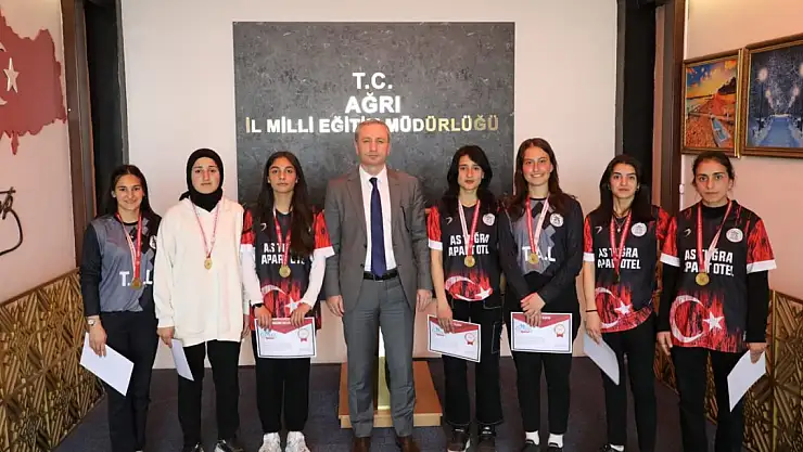 Ağrı'nın gururu kızlar Kars'ta zafere uzanacak