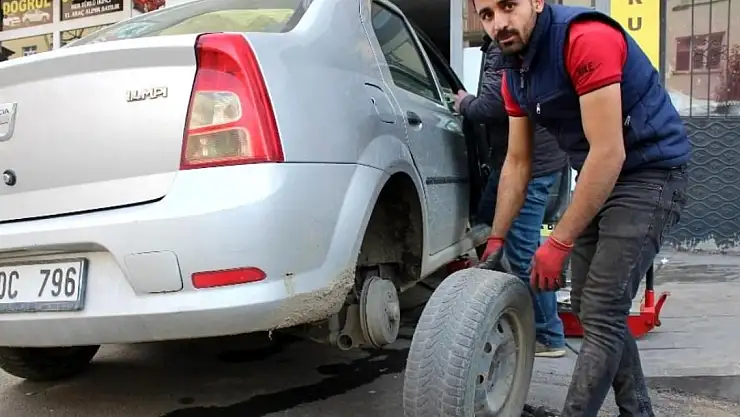 Ağrı'da lastikçilerde yaz mesaisi başladı