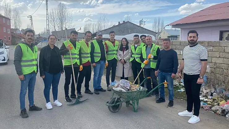 Kadın Başkan temizlik personelini yanına alıp mahallelerden çöp topladı