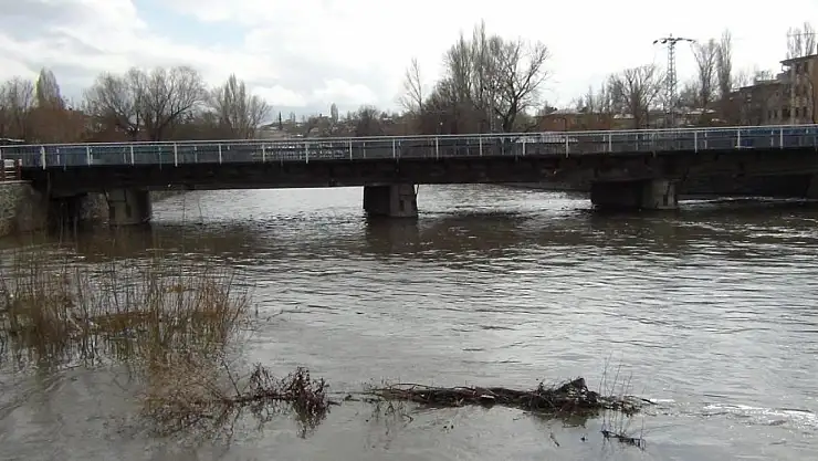 Karlar eridi Kars çayı taştı