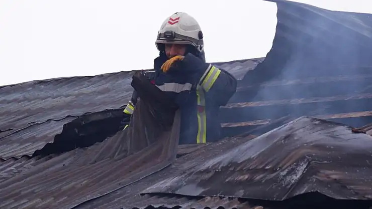 Çatıda çıkan yangın çevrede panik oluşturdu