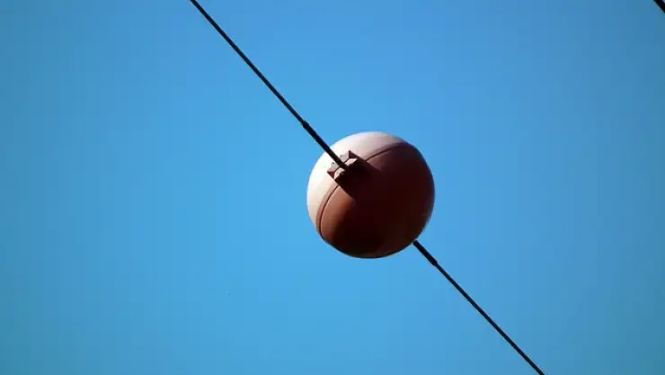 Elektrik Tellerinde Neden Top Var? İkaz Küresi Nedir ve Ne İşe Yarar?