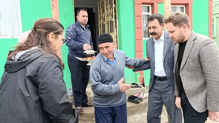 Ev, ev gezerek hem teşekkür ediyor, hem bayram kutluyor