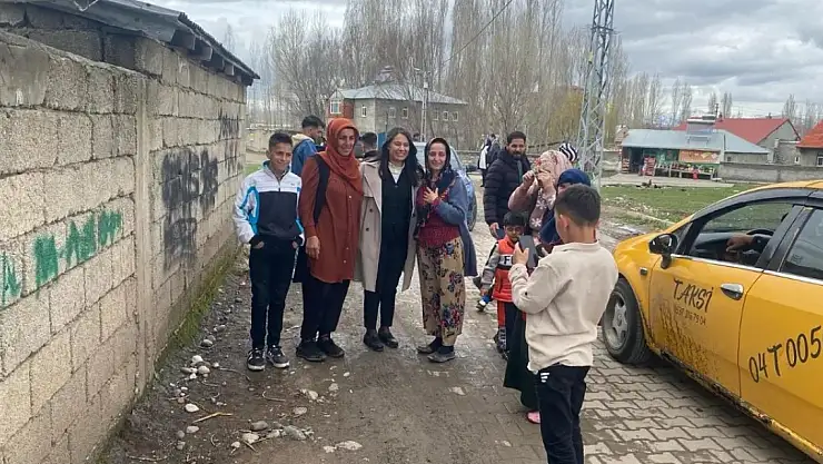 Hazal Aras mahallelerde halkla bayramlaştı